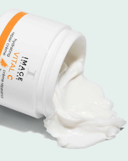 This luxurious crème quenches and soothes the skin. Essential vitamins A and C provide ultra-nourishment while revitalizing skin texture and tone. A blend of hyaluronic acid and ceramides helps to lock in moisture and soothe sensitivity.