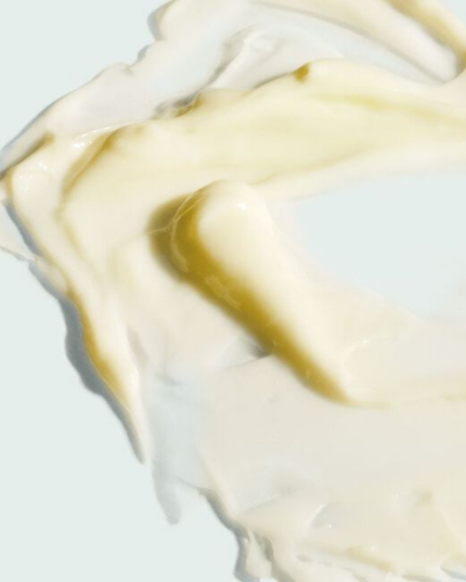 This creamy, hydrating cleanser gently removes makeup and impurities while quenching skin with essential daily vitamins and antioxidants. It infuses the skin with vitamins A, C and E to boost radiance as it cleanses.