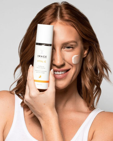 This creamy, hydrating cleanser gently removes makeup and impurities while quenching skin with essential daily vitamins and antioxidants. It infuses the skin with vitamins A, C and E to boost radiance as it cleanses.