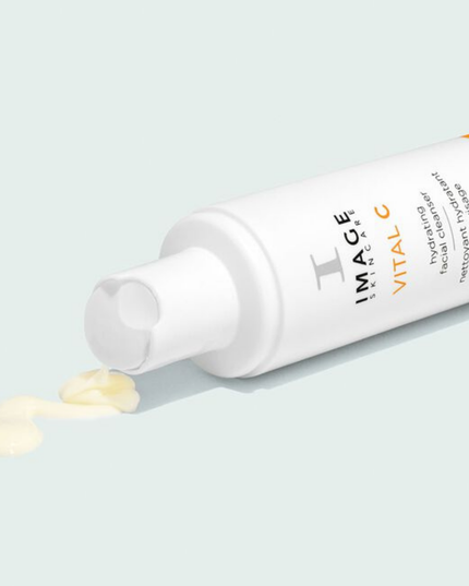 This creamy, hydrating cleanser gently removes makeup and impurities while quenching skin with essential daily vitamins and antioxidants. It infuses the skin with vitamins A, C and E to boost radiance as it cleanses.