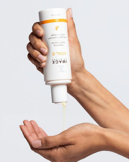 This creamy, hydrating cleanser gently removes makeup and impurities while quenching skin with essential daily vitamins and antioxidants. It infuses the skin with vitamins A, C and E to boost radiance as it cleanses.