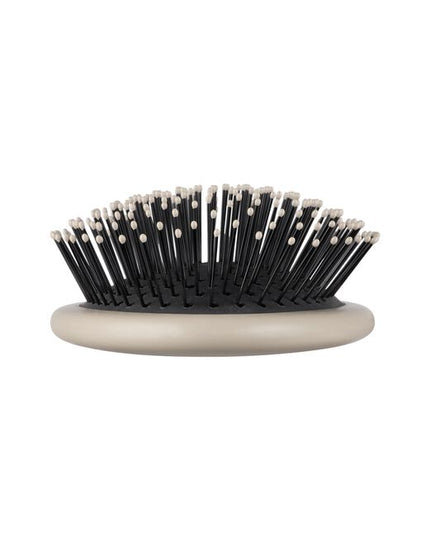 PAUL MITCHELL DETANGLING BRUSH
Detangling has never been this easy.
Ideal for use on both damp and dry hair, this Detangling Brush with flexible bristles is ideal for fast styling and easy detangling. Prep your hair for great style with ease.