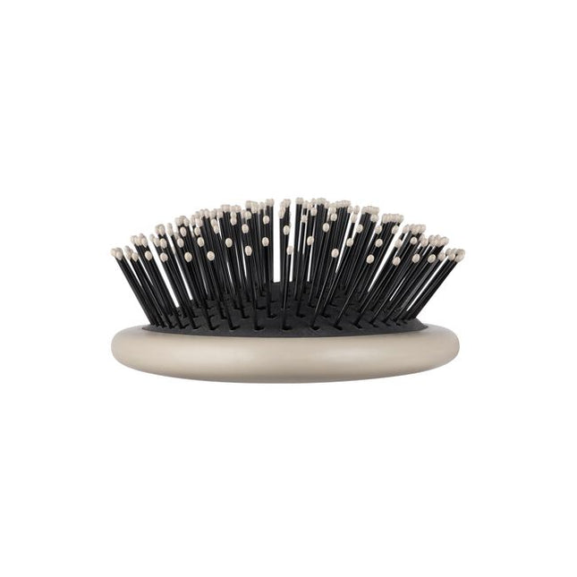 PAUL MITCHELL DETANGLING BRUSH
Detangling has never been this easy.
Ideal for use on both damp and dry hair, this Detangling Brush with flexible bristles is ideal for fast styling and easy detangling. Prep your hair for great style with ease.