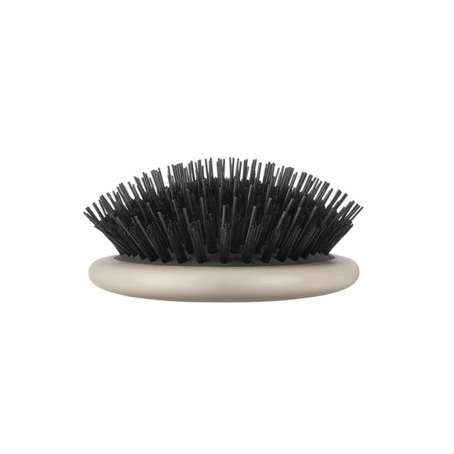 PAUL MITCHELL DRESSING BRUSH
All Dressed Up and Ready to Go
Minimize frizz and polish your look with this lightweight brush. Flexible nylon and vegan boar bristles help tame frizz and distribute scalp oils to enhance natural shine.