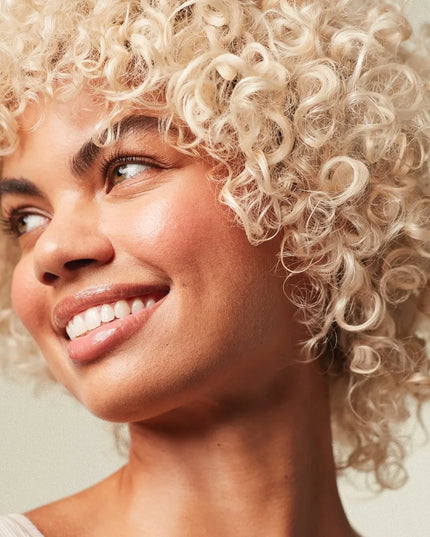 Exclusive KerActive protein blend penetrates the hair shaft to help rebuild damaged hair. Subtly brightens blonde and highlighted hues. A perfect hydrator for everyday use. KerActive and safflower oleosomes help smooth and repair.