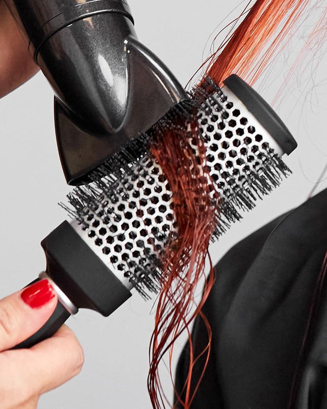 Help minimize flyaways and create a sleek, frizz-free finish with this round thermal brush. Available in four barrel sizes: small, medium, large and extra-large, the vented aluminum barrel heats up during blow-drying to help shape your style while its unique, corkscrew-shaped vegan bristles provide a smoother finish.