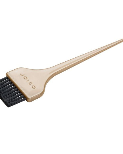 Vero K-PAK VColor Wide Tint Brush is a valuable coloring tool for accurately and easily applying hair color. The wide tint brush covers more area and allows for faster application of hair color. It has a comfortable handle that makes it easy to work with and quality bristles for the best color application. The Wide Tint Brush is a hair color accessory that's perfect for easy application of color, bleach and hair paints.