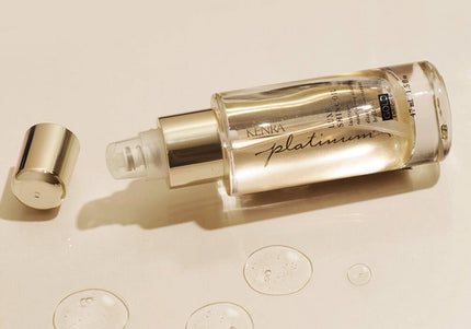 Prepare hair for glamour. Luxe Shine Oil is a decadent rich oil, enriched with precious gold, for lustrous shine. This indulgent elixir deeply nourishes medium to thick hair for supple, more manageable strands while protecting against thermal damage. Shine like gold.