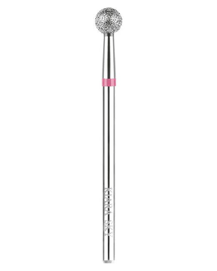 The Cuticle Bit Ball Coarse is a diamond-coated bit crafted for precision and efficiency in nail prep work. Its wide ball-shape head with coarse grit is designed to safely and effectively clean the eponychium, remove hard or loose cuticle lifted from the nail plate, and smooth sidewalls and backwalls during manicure and pedicure services. With a standard 3/32″ shank size, it fits all professional nail e-files.