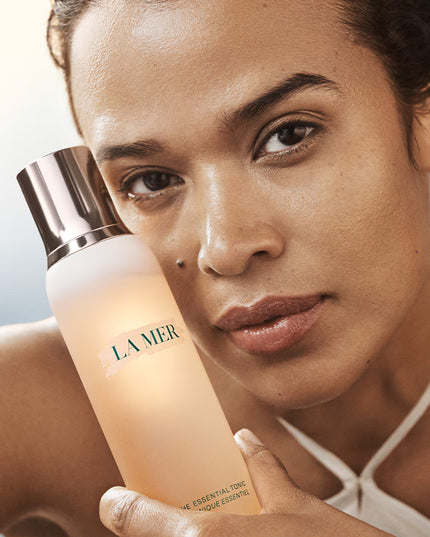 The fresh fluid texture of this facial tonic instantly plumps skin with comforting hydration - acting as both a hydrating toner and skincare primer. The Essential Tonic helps balance and visibly soothe, making it an ideal skin moisturizing and balancing toner for daily use.