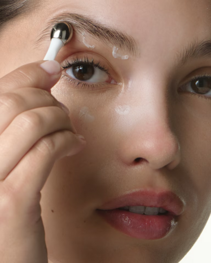 Intense revitalization in a deeply emollient texture. This anti-aging treatment hydrates, visibly reduces puffiness, fine lines and wrinkles. Miracle Broth™ infuses the delicate area with essential energy.