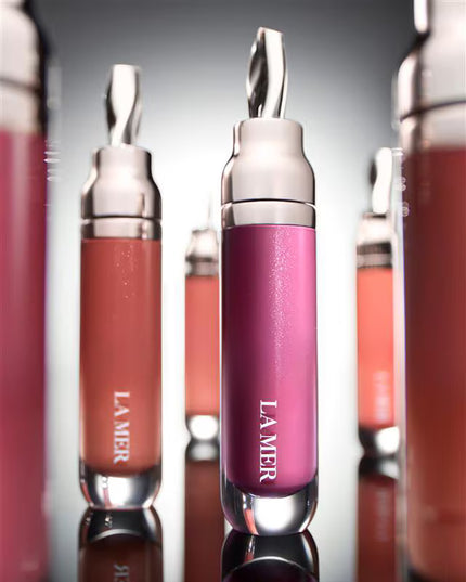 High-shine plumping lip gloss plumps, perfects and protects lips in one glide. Deeply hydrates and conditions as a moisturizing lip gloss and lip volumizer.