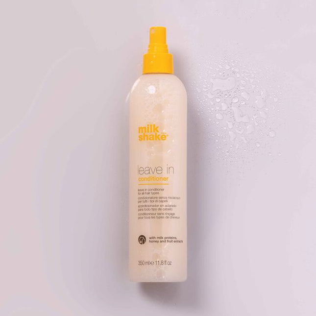 Detangle & rehydrate with milk_shake leave in conditioner. Formulated with milk proteins fruit extracts, this leave-in conditioner spray strengthens hair structure while adding a natural shine.