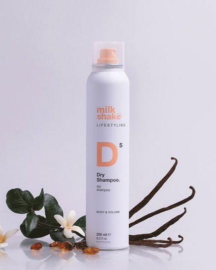 A weightless dry shampoo that instantly refreshes the hair and scalp with a clean, matte finish. This ultra-light spray absorbs excess oil and impurities without leaving any white cast or residue—even on dark hair—leaving strands feeling clean, lifted, and full of life.
