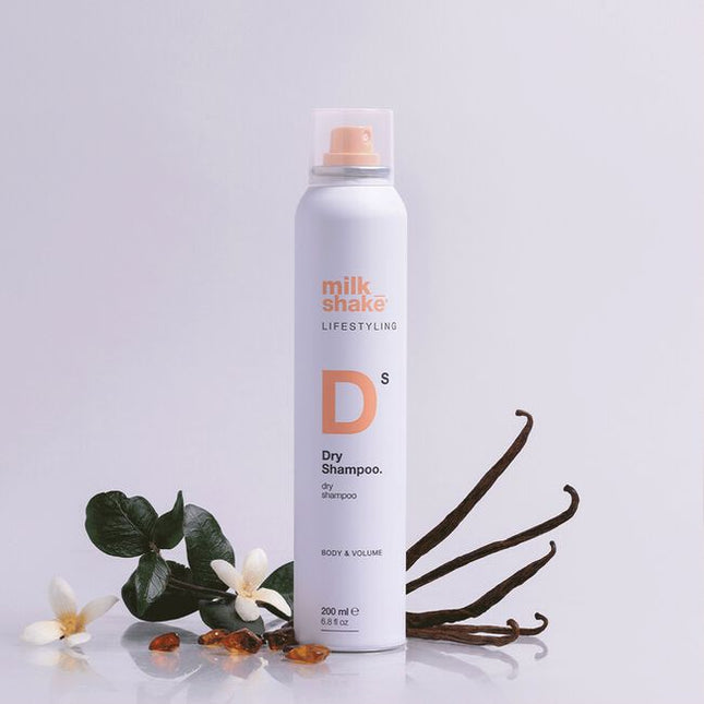 A weightless dry shampoo that instantly refreshes the hair and scalp with a clean, matte finish. This ultra-light spray absorbs excess oil and impurities without leaving any white cast or residue—even on dark hair—leaving strands feeling clean, lifted, and full of life.