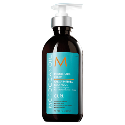 For natural curls and waves that look shiny, shapely and beautifully refreshed, Moroccanoil Intense Curl Cream is a leave-in conditioner that moisturizes and fights stubborn frizz without stickiness. Infused with nourishing argan oil and vitamins to keep wavy and curly hair looking hydrated and touchably soft all day.