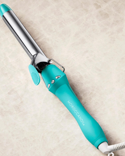 The Moroccanoil Everlasting Curl Titanium Curling Iron delivers shiny, long-lasting curls with an extra-long titanium barrel for fast performance, even heat distribution, and frizz-free results.