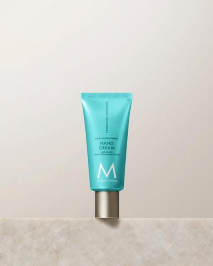 Moroccanoil Body Hand Cream Fragrance Originale is a luxurious and concentrated hand moisturizer created with nutrient-rich argan oil and avocado oil as well as cocoa, shea and mango butters to moisturize and help repair dry hands. The weightless hand cream absorbs into the skin quickly to leave them soft and supple. Delicately fragranced with the signature Moroccanoil scent.