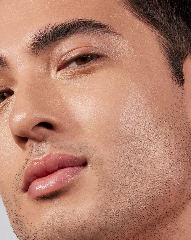 Bring your best skin to light. This weightless, longwearing formulation floats on to diffuse imperfections instantly with undetectable, buildable medium coverage, while a HydroRelief Complex works to improve and maintain skin’s moisture balance and barrier function over time. Clinically proven to hydrate for up to 16 hours*, Lightform leaves skin with a lasting natural radiance that glows from within.