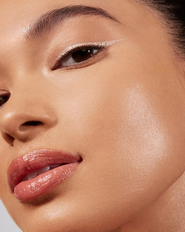 Bring your best skin to light. This weightless, longwearing formulation floats on to diffuse imperfections instantly with undetectable, buildable medium coverage, while a HydroRelief Complex works to improve and maintain skin’s moisture balance and barrier function over time. Clinically proven to hydrate for up to 16 hours*, Lightform leaves skin with a lasting natural radiance that glows from within.