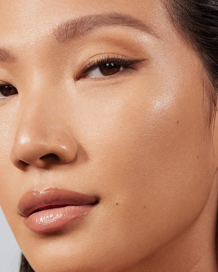 Bring your best skin to light. This weightless, longwearing formulation floats on to diffuse imperfections instantly with undetectable, buildable medium coverage, while a HydroRelief Complex works to improve and maintain skin’s moisture balance and barrier function over time. Clinically proven to hydrate for up to 16 hours*, Lightform leaves skin with a lasting natural radiance that glows from within.