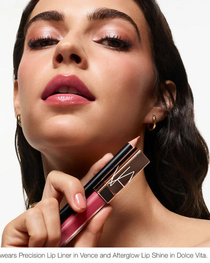 Sharpenable lip liner in highly pigmented shades for laser-focus precision