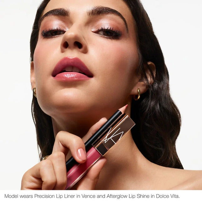 Sharpenable lip liner in highly pigmented shades for laser-focus precision