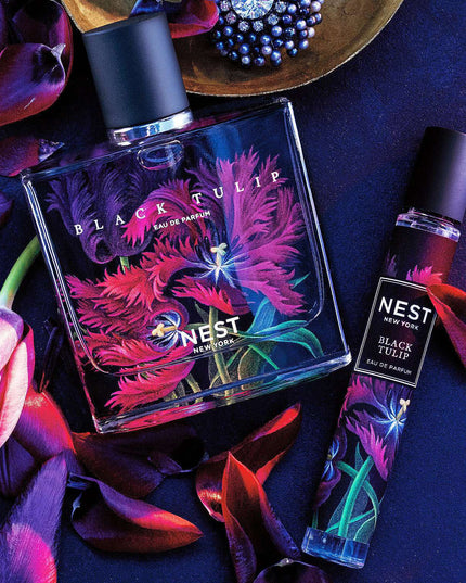 This seductive chypre eau de parfum blends the sensuality of Japanese violet and Indonesian jasmine with the richness of patchouli and the freshness of pink peppercorn. Black amber plum and black cherry bring a dark fruity accord to create a sultry fragrance.