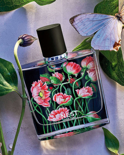 This spirited, fruity-floral eau de parfum captures the evolution of a poppy flower from bud to blossom by blending rose de Grasse and hints of Himalayan jasmine with the luscious aromas of pear, raspberry, and apricot.