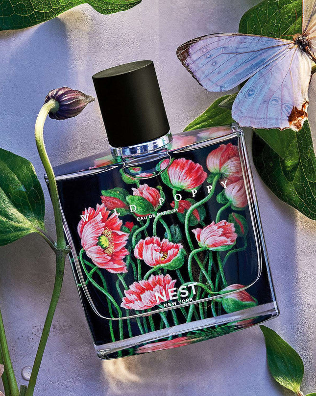 This spirited, fruity-floral eau de parfum captures the evolution of a poppy flower from bud to blossom by blending rose de Grasse and hints of Himalayan jasmine with the luscious aromas of pear, raspberry, and apricot.