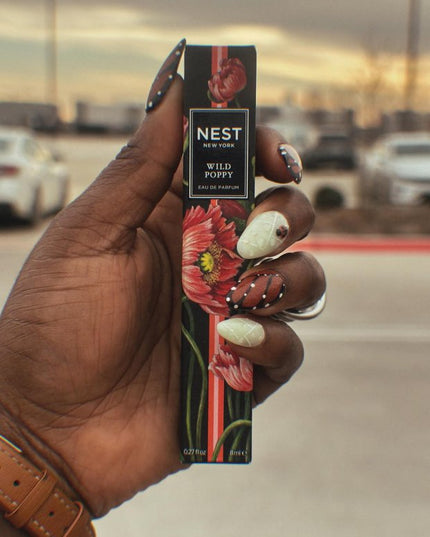 This spirited, fruity-floral eau de parfum captures the evolution of a poppy flower from bud to blossom by blending rose de Grasse and hints of Himalayan jasmine with the luscious aromas of pear, raspberry, and apricot.