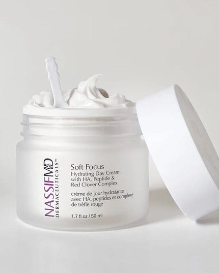 A moisturizer formulated for day use that will help reduce the appearance of skin imperfections and help skin appear more radiant and youthful. Helps promote moisturized, luminous skin Helps pores to appear smaller.