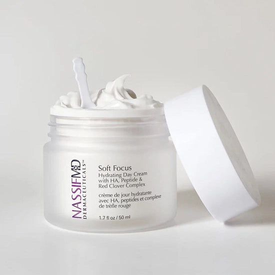 A moisturizer formulated for day use that will help reduce the appearance of skin imperfections and help skin appear more radiant and youthful. Helps promote moisturized, luminous skin Helps pores to appear smaller.