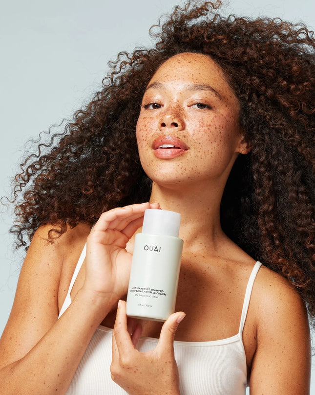 This gentle shampoo with salicylic acid helps reduce flaking, itching, and irritation associated with dandruff while leaving hair feeling clean and soft.