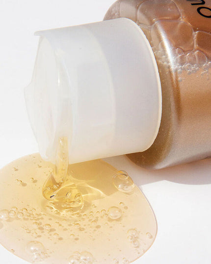 This clarifying shampoo deeply cleanses away dirt, oil and product buildup with apple cider vinegar while keratin helps strengthen hair.