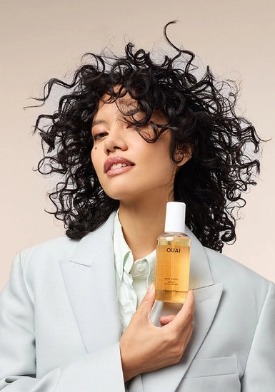 This salt-free Wave Spray enhances natural texture, helps control frizz and adds hydration for soft-to-touch beachy texture.