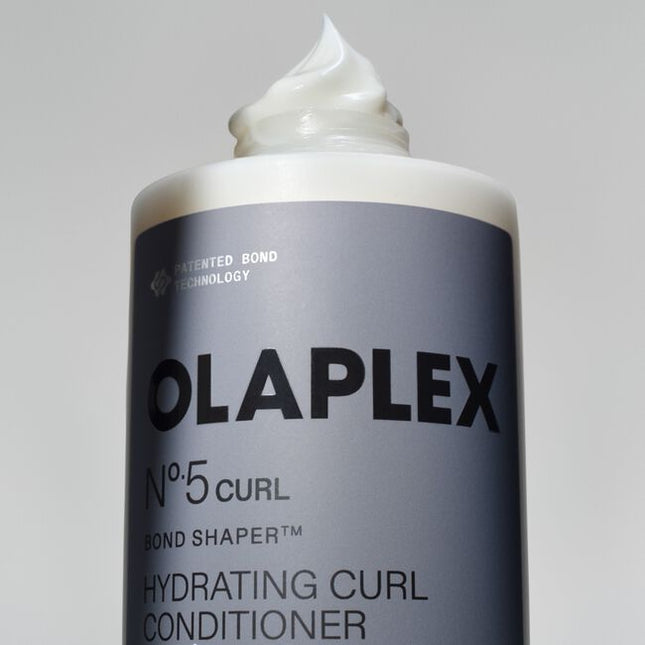 Curls are structurally unique–more bonds, more bends, more prone to breakage. This shampoo for coily, curly, and wavy hair delivers multi-action care to instantly strengthen, define, hydrate and target your hair’s unique combination of needs, no matter your pattern.