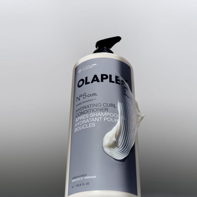 Curls are structurally unique–more bonds, more bends, more prone to breakage. This shampoo for coily, curly, and wavy hair delivers multi-action care to instantly strengthen, define, hydrate and target your hair’s unique combination of needs, no matter your pattern.