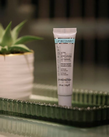 Lip Recovery contains a special blend of humectants to give lips a silky feel with improved looking texture. 
