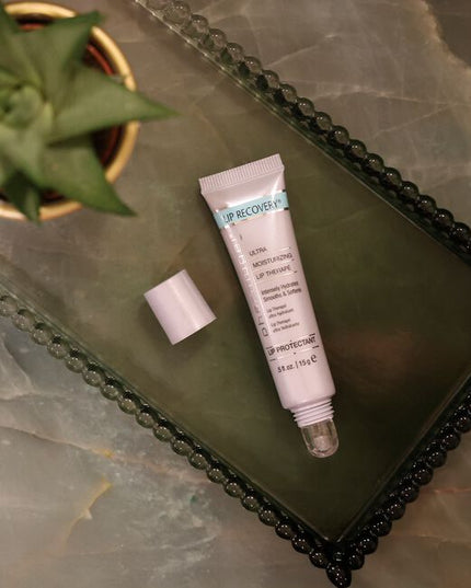 Lip Recovery contains a special blend of humectants to give lips a silky feel with improved looking texture. 