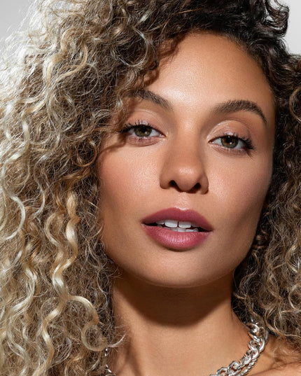 Luxurious conditioner formulated with Chromasilk Color Shine Complex and Hyaluronic Acid to restore moisture, shine, and enhance color protection for normal to dry, color-treated hair.