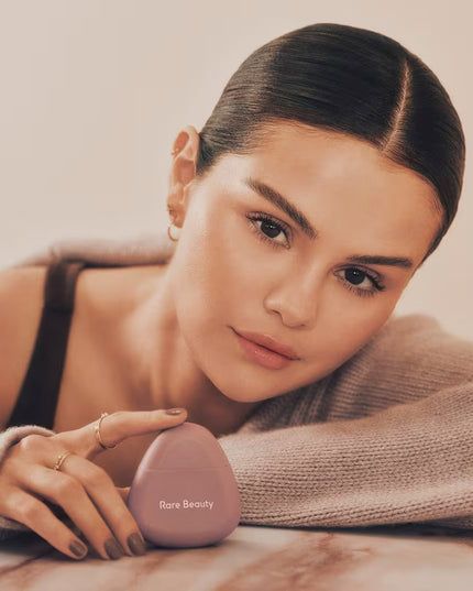 With a warm, cozy scent, Rare Beauty Find Comfort Hydrating Hand Cream absorbs quickly to hydrate skin for up to 16 hours while nourishing and softening with a fresh, non-greasy feel.