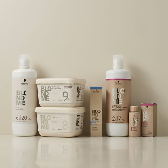 With an enhanced formulation containing glycerin, known for its caring properties, BLONDME 12%/40 Volume Premium Developer is specially developed for the precise application of lightening products. When used with BLONDME Lighteners, Swell Control Technology ensures optimal precision and controlled lightening results. This premium developer is designed to provide optimal performance and care when used with BLONDME color and lightening products.