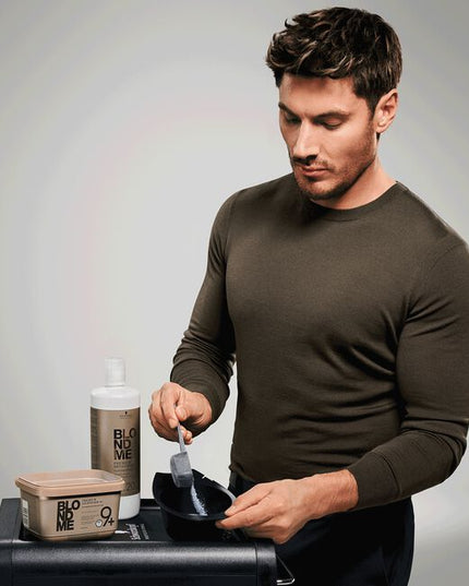 Schwarzkopf BlondMe Premium Care Developer is a Caring formula for brilliant blondes with great conditioning. Developer is specially formulated to partner BlondMe bleach and color shades. Its caring formula supports hair's natural moisture balance which ensures your new blondes have brilliant shine and a wonderfully soft feel to their hair.