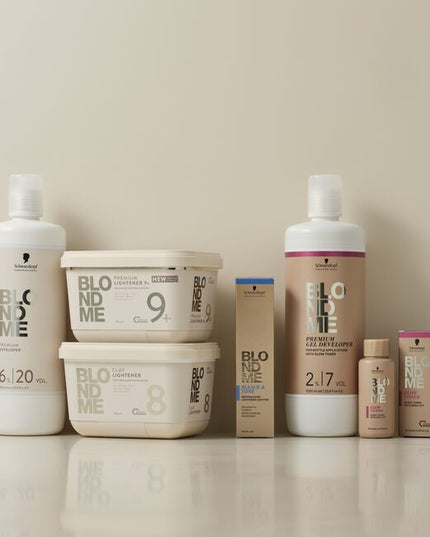 With an enhanced formulation containing glycerin, known for its caring properties, the BLONDME 6%/20 Volume Premium Developer is specially developed for the precise application of lightening products. When used with BLONDME Lighteners, Swell Control Technology ensures optimal precision and controlled lightening results. This premium developer is designed to provide optimal performance and care when used with BLONDME colour and lightening products.