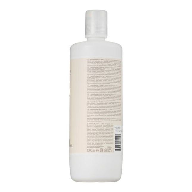 With an enhanced formulation containing glycerin, known for its caring properties, BLONDME 9%/30 Volume Premium Developer is specially developed for the precise application of lightening products. When used with BLONDME Lighteners, Swell Control Technology ensures optimal precision and controlled lightening results. This premium developer is designed to provide optimal performance and care when used with BLONDME color and lightening products. 