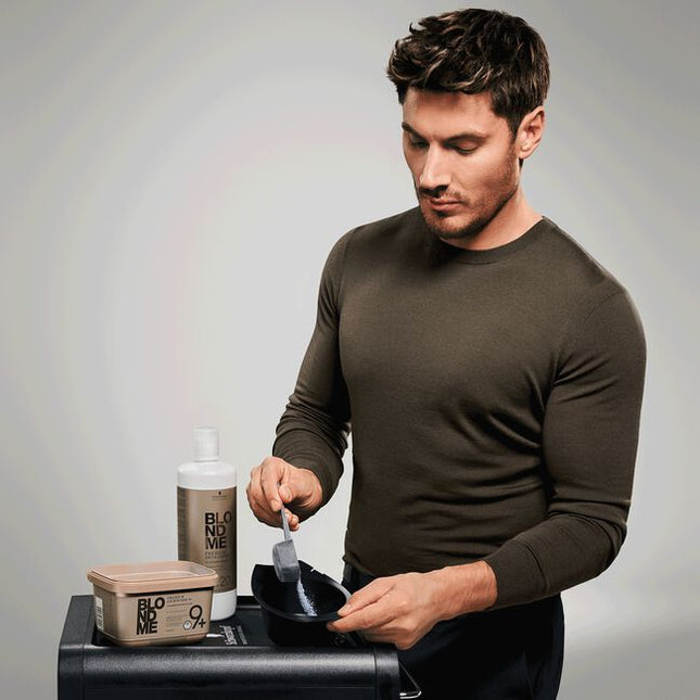 BLONDME's Clay lightener has a unique soft-to-solid formula created for easy and creative freehand techniques.