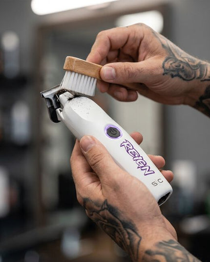 Ready to take on a new dynasty with your detailing game? Designed by a barber who doesn't play with quality, the S|C Pro Reign Trimmer brings nobility-grade sharpness, speed, and control to every lineup, neckline, and fine detail. 