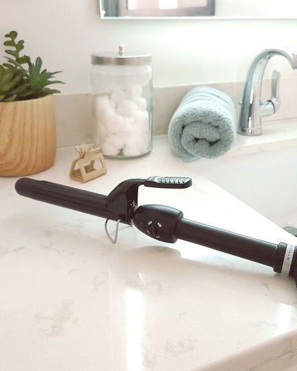 Achieve stunning, quality curls with the StyleCraft Black Gold Curling Iron.The ceramic barrel is coated emitting negative ions that seal the hair cuticles to significantly reduce frizz and enhance shine. 