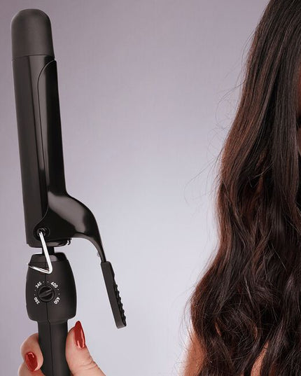 Achieve stunning, quality curls with the StyleCraft Black Gold Curling Iron.The ceramic barrel is coated emitting negative ions that seal the hair cuticles to significantly reduce frizz and enhance shine. 